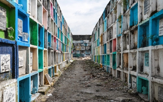 Sống kề cạnh mộ người chết trong khu ổ chuột không điện nước, nhà vệ sinh giữa lòng nghĩa trang Ảnh 2