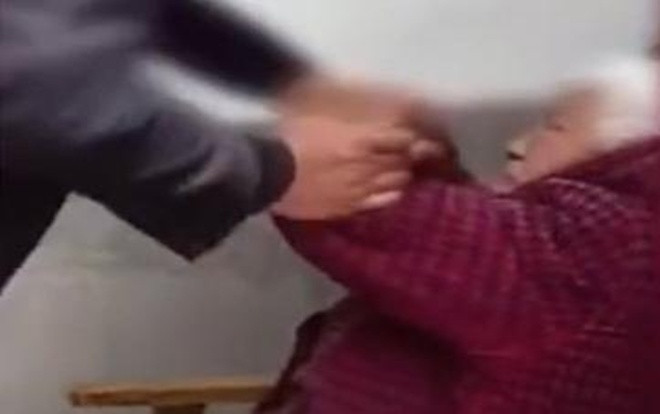 Phẫn nộ con trai đánh mẹ già 90 tuổi vì 'khiến nhà cửa bừa bộn' Ảnh 2