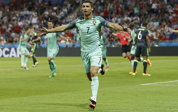 Ronaldo và những lần mang Bồ Đào Nha trở về ‘từ cõi chết’ Ảnh 2