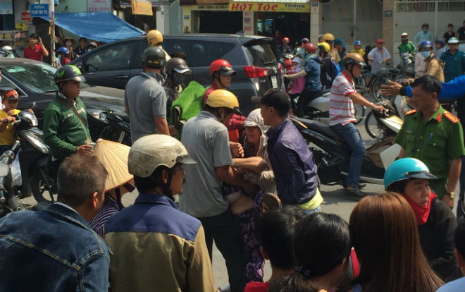 Người thân khóc ngất bên thi thể nam thanh niên bị xe buýt cán tử vong Ảnh 2