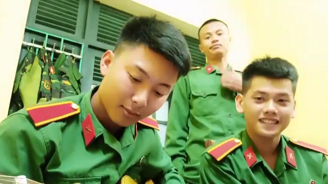 Hội con gái cao mét rưỡi 'sướng rơn' khi xem clip các anh bộ đội hát ca khúc 'cô gái 1m52' Ảnh 2