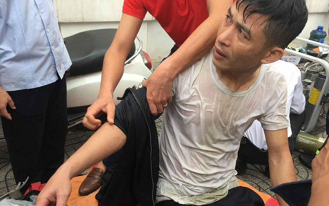 Thượng úy PCCC bị máy cắt gần đứt lìa ngón tay khi chữa cháy Ảnh 2