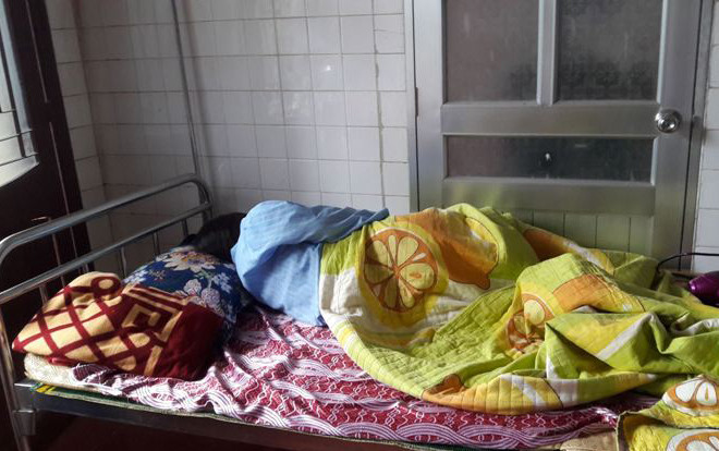 Cô giáo thực tập bị phụ huynh đánh vào bụng, bắt quỳ gối xin lỗi mới tha Ảnh 2