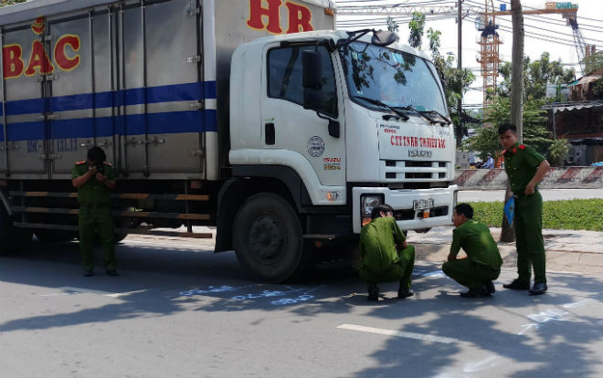 Xe tải cuốn xe máy vào gầm kéo lê hơn 10 mét, một phụ nữ tử vong Ảnh 2