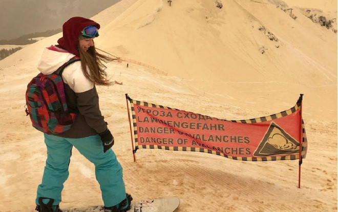 'Tuyết cam' lạ mắt rơi xuống nhiều nước châu Âu Ảnh 2