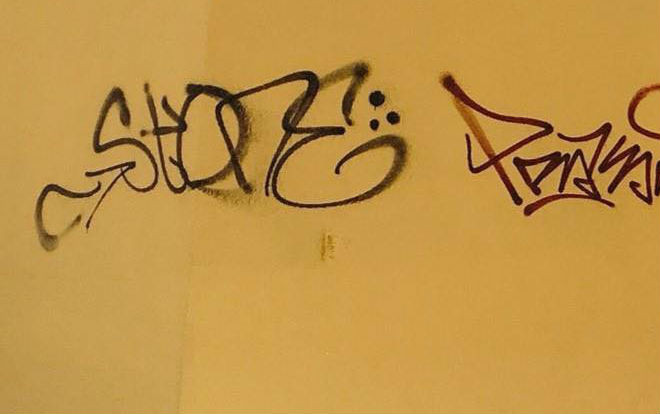 Chưa đầy 1 tháng sơn sửa, bức tường vàng Cối Xay Gió Đà Lạt tiếp tục bị vẽ bậy gây bức xúc Ảnh 2