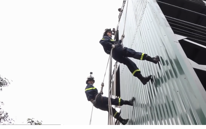 'Biệt đội' nữ đu dây cứu hộ cứu nạn ở Hà Nội Ảnh 2