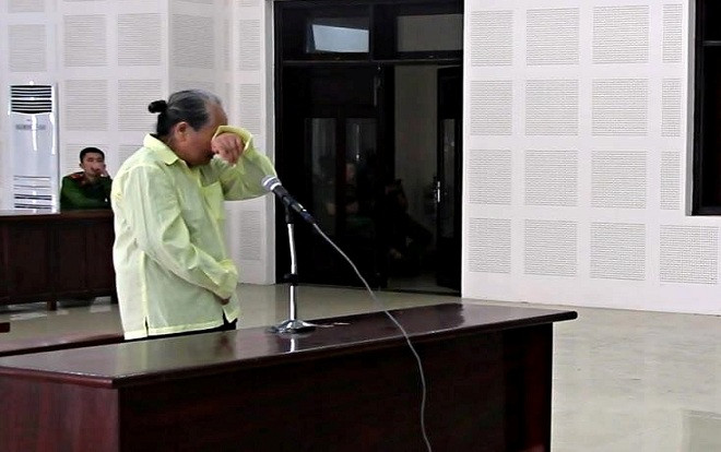 Tham 10 triệu đồng, bà lão 68 tuổi khóc truớc toà vì lãnh án chung thân Ảnh 2