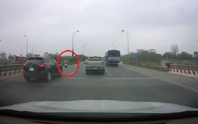 Hành động đẹp của tài xế ô tô khi thấy xe máy đi nhầm vào cao tốc Ảnh 2