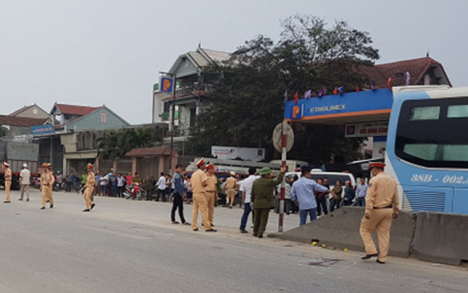 Ô tô khách va chạm với xe máy, 2 người tử vong tại chỗ Ảnh 2