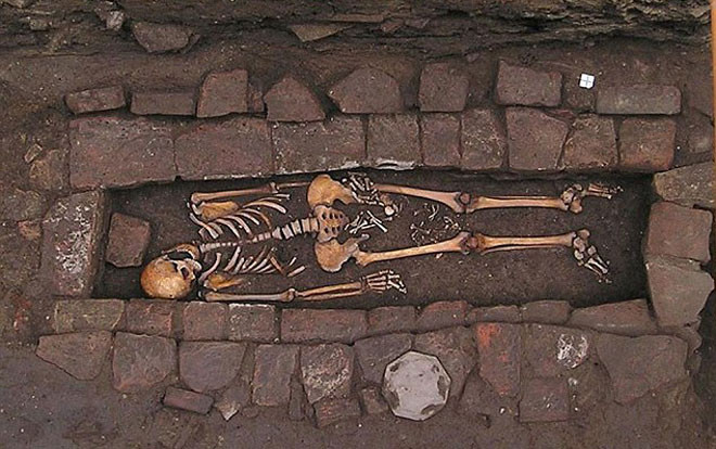 Phát hiện hài cốt người phụ nữ thời trung cổ sinh con trong quan tài Ảnh 2