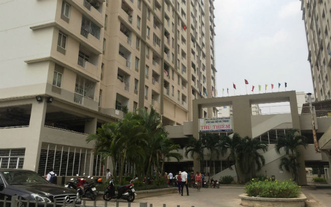 Cụ bà 75 tuổi rơi từ trên cao xuống đất tử vong trong chung cư Ảnh 2