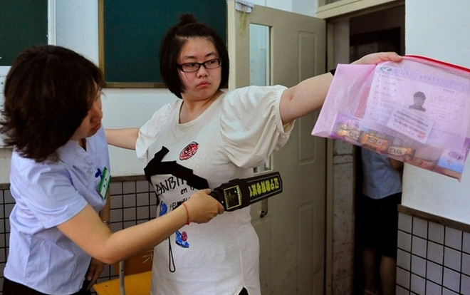 Đỉnh cao 'công nghệ quay cóp': Sĩ tử 'hô biến' đủ loại thiết bị siêu tinh vi để gian lận thi cử Ảnh 2