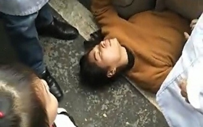 Chồng bị cảnh sát giao thông bắt giữ, người phụ nữ lăn ra đất ăn vạ suốt một tiếng Ảnh 2