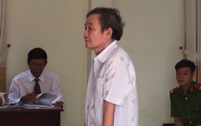 Xét xử vụ 'đại gia' nước đá miền Tây cầm súng dọa nhân viên: Bị cáo khai bị ép cung, tòa trả hồ sơ điều tra bổ sung Ảnh 2