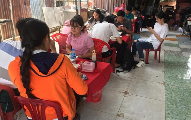 Đơn sơ giản dị không biển hiệu phô trương, quán cơm 5.000 đồng ở làng ĐH Thủ Đức âm thầm giúp đỡ bao sinh viên nghèo Ảnh 2