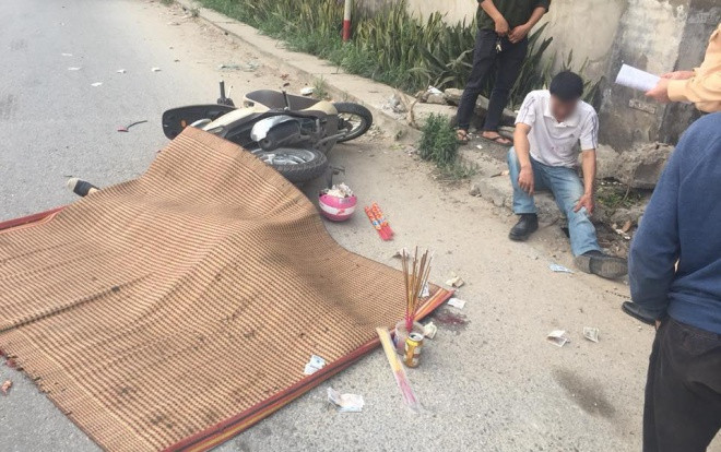 Chồng chết lặng bên thi thể vợ bị container cán tử vong Ảnh 2