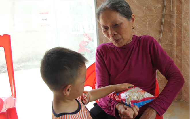 Cháu bé 2 tuổi bị cha dượng bạo hành: Gia đình nạn nhân nói gì? Ảnh 2