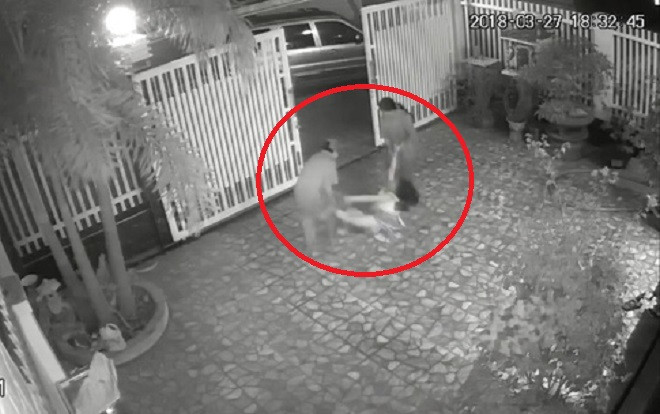 Bố mẹ đánh đập, xịt nước, kéo lê con gái 9 tuổi trên đường vì nghĩ bị… ma nhập Ảnh 2