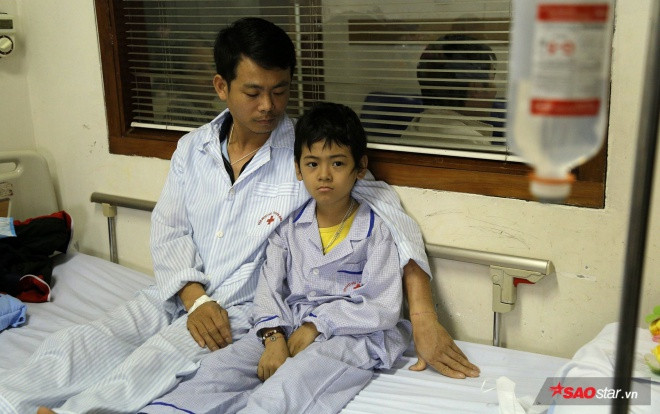 Nhói lòng cảnh hai cha con bị ung thư máu chăm nhau, con hỏi bố ‘ai chết trước’ Ảnh 2