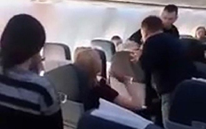 Chửi thề rồi dọa cho nổ máy bay, gã say rượu bị 'xử gọn' Ảnh 2