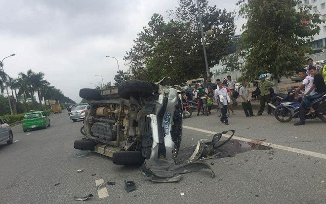 Xe biển xanh lật nhào sau va chạm, 4 người bị thương Ảnh 2