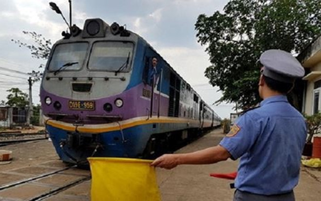 Phụ nữ 'ngực lép' sẽ không được lái tàu, nam phải khám sinh dục? Ảnh 2