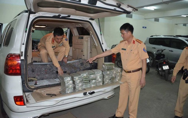 Vô tư chở 100 bánh heroin trong xe biển kiểm soát Lào đi trên quốc lộ Ảnh 2