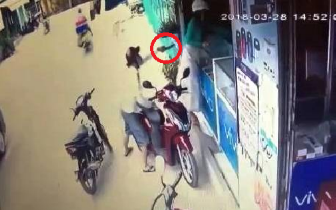 Người phụ nữ hốt hoảng khi bị dí dao cướp tài sản táo tợn giữa ban ngày Ảnh 2