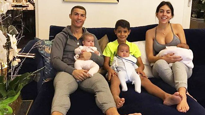 Bạn gái xinh đẹp không muốn sinh thêm con cho Ronaldo Ảnh 2