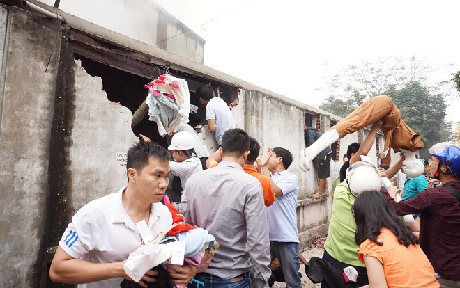 Người dân cùng các tiểu thương nỗ lực cứu hàng hóa ra khỏi đám cháy Ảnh 2