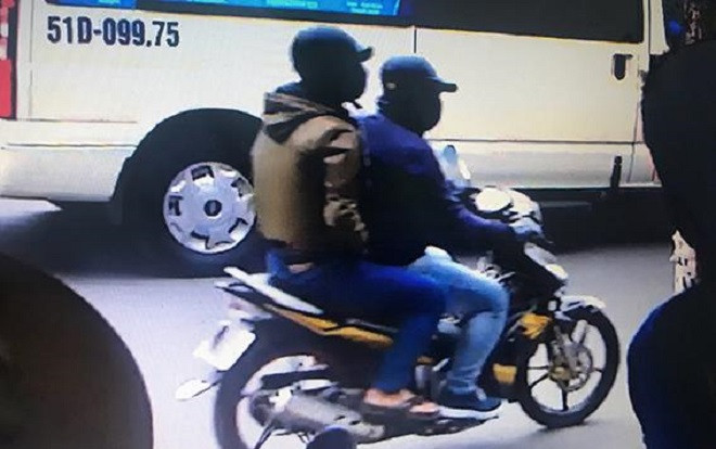 Công an trích xuất camera, khoanh vùng truy bắt 2 kẻ cướp ngân hàng ABbank Ảnh 2