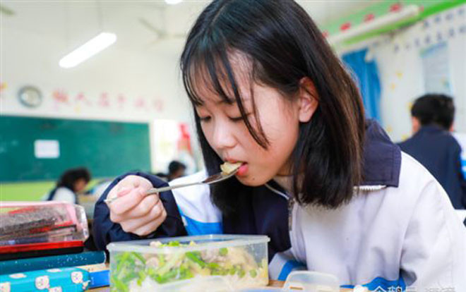 Bé gái xinh xắn ngày nào cũng cố ăn thịt mỡ để đủ điều kiện hiến tủy cứu cha Ảnh 2