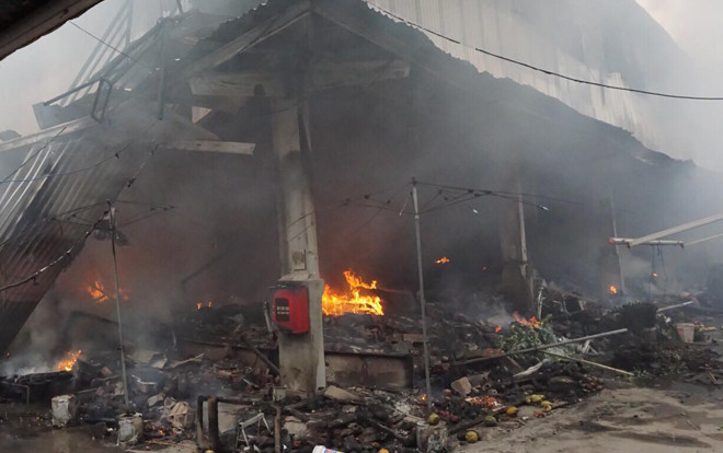 Trong một ngày Hà Nội xảy ra liên tiếp 4 vụ cháy, nhiều tài sản và ô tô bị thiêu rụi Ảnh 2