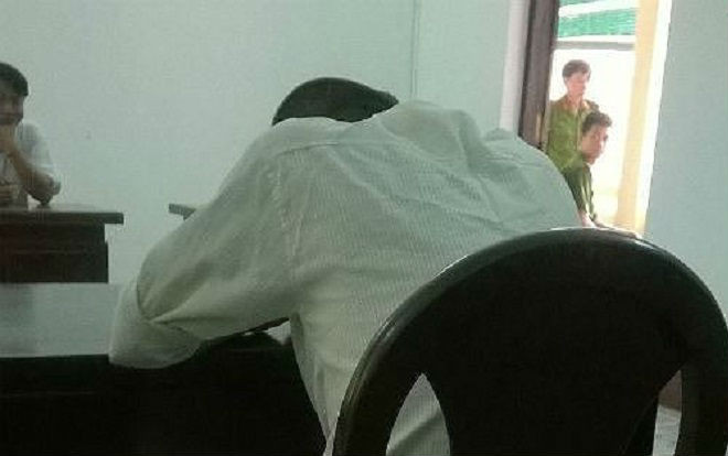 Phiên ly hôn đặc biệt khi người chồng bị còng chân giải đến tòa Ảnh 2