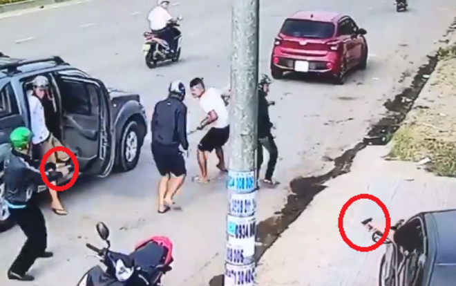 2 nhóm mang theo mã tấu, nổ súng giữa phố như phim hành động Ảnh 2