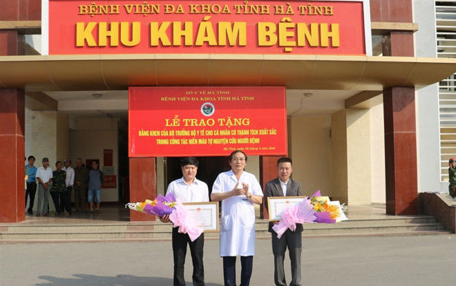 Tôn vinh 2 người vượt 200km trong đêm hiến máu cực hiếm cứu người Ảnh 2