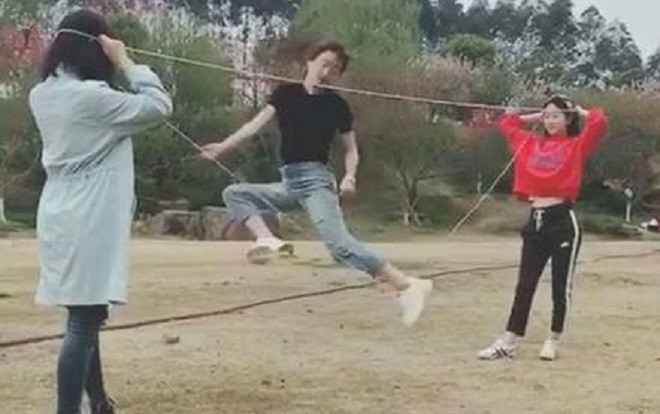 Nay mạng xã hội 'thống trị', xưa các cô chỉ cuồng nhảy dây chun như thế này thôi! Ảnh 2