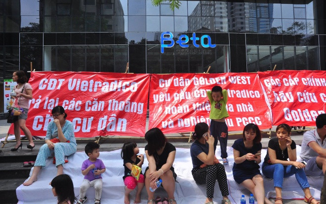 Hàng loạt cư dân ở chung cư cao cấp căng băng rôn kêu cứu vì sợ cháy Ảnh 2