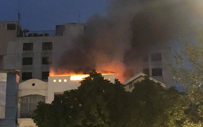 Cửa hàng quần áo bất ngờ bốc cháy với nhiều tiếng nổ lớn khiến người dân hoảng sợ Ảnh 2