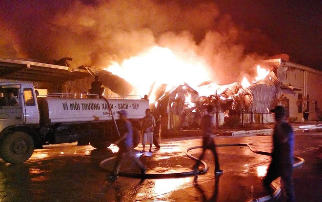 Vụ cháy xưởng chứa bông ở Móng Cái: 800 người tham gia dập lửa từ 2h sáng, đến tối đám cháy vẫn bùng lại Ảnh 2