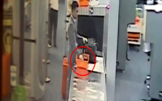 Bắt quả tang nhân viên an ninh sân bay Bangkok 'chôm' 250 USD từ túi xách của khách Ảnh 2