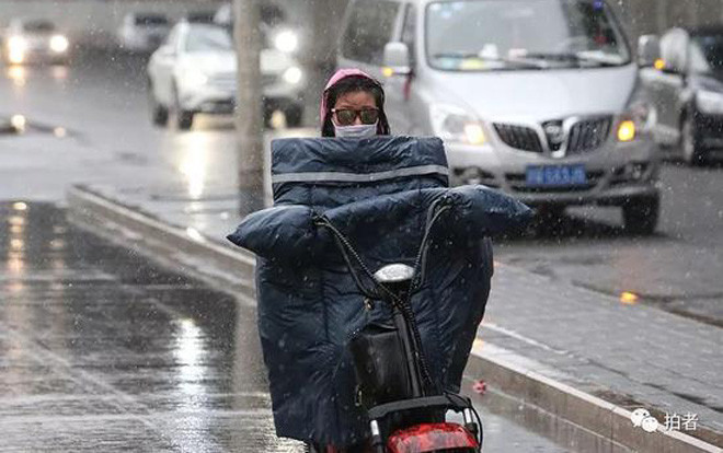 Tuyết rơi ở Bắc Kinh vào tháng 4 sau 30 năm, người dân quấn chăn kín mít đi làm Ảnh 2