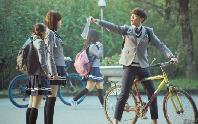 Thanh xuân của chúng ta luôn có một 'tài xế riêng', đưa đón đi học đi chơi bất kể nắng mưa Ảnh 2