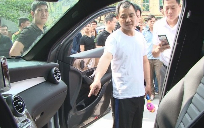 Bắt người đàn ông Trung Quốc đập vỡ kính xe Mercedes, lấy cắp 3 tỷ đồng Ảnh 2