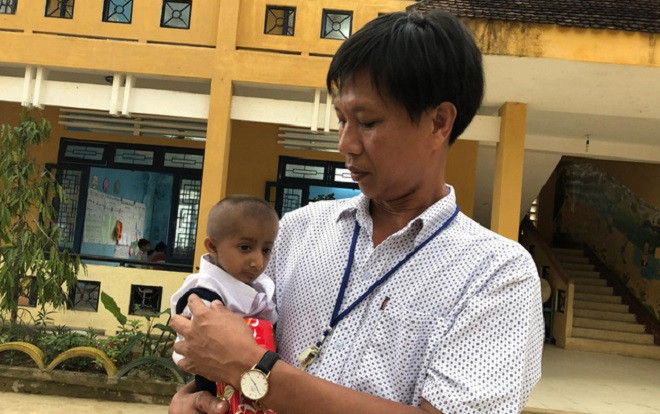 Bật khóc trước 'bí mật' của người thầy dành cho học trò tí hon 10 tuổi nặng 3,9 kg Ảnh 2