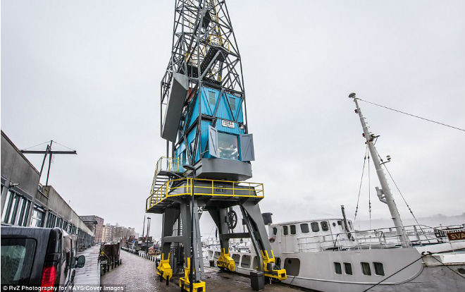 Bí mật bên trong cần cẩu đặc biệt, muốn ngủ qua đêm phải chịu chi 20 triệu đồng Ảnh 2