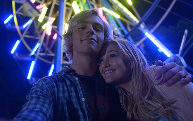 'Status Update': Đã lâu rồi mới có một phim làm sống lại không khí thời trung học giống 'High School Musical' Ảnh 2