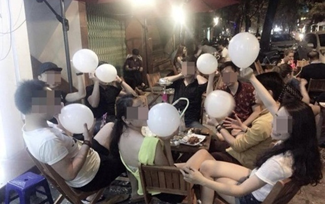 Nam thanh niên bị tổn thương tủy sống do ngộ độc khí bóng cười Ảnh 2