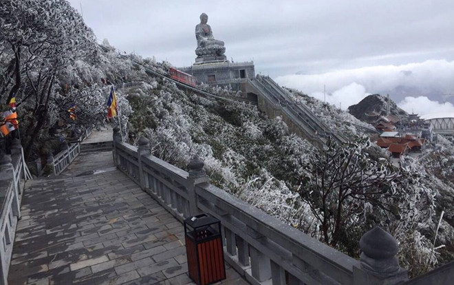 Truyền thuyết 'tuyết rơi mùa hè' là có thật - Chỉ sau 1 đêm tháng 4, Fansipan chìm trong băng tuyết trắng xóa Ảnh 2